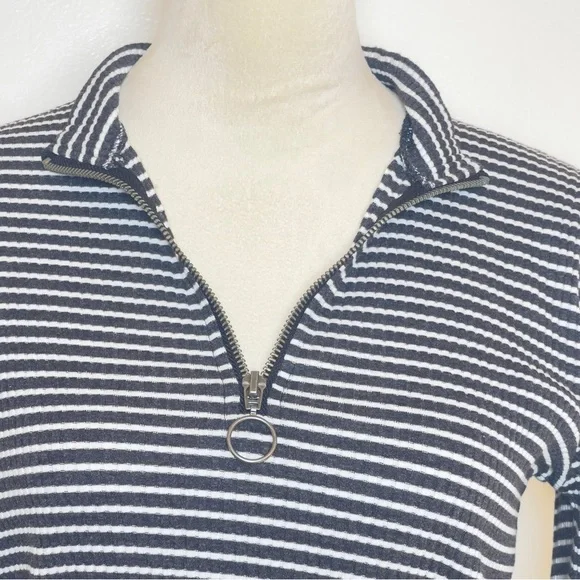Hollister Ribbed Zip Front Long Sleeve Striped Slim Fit Top Black White Large - Picture 4 of 11